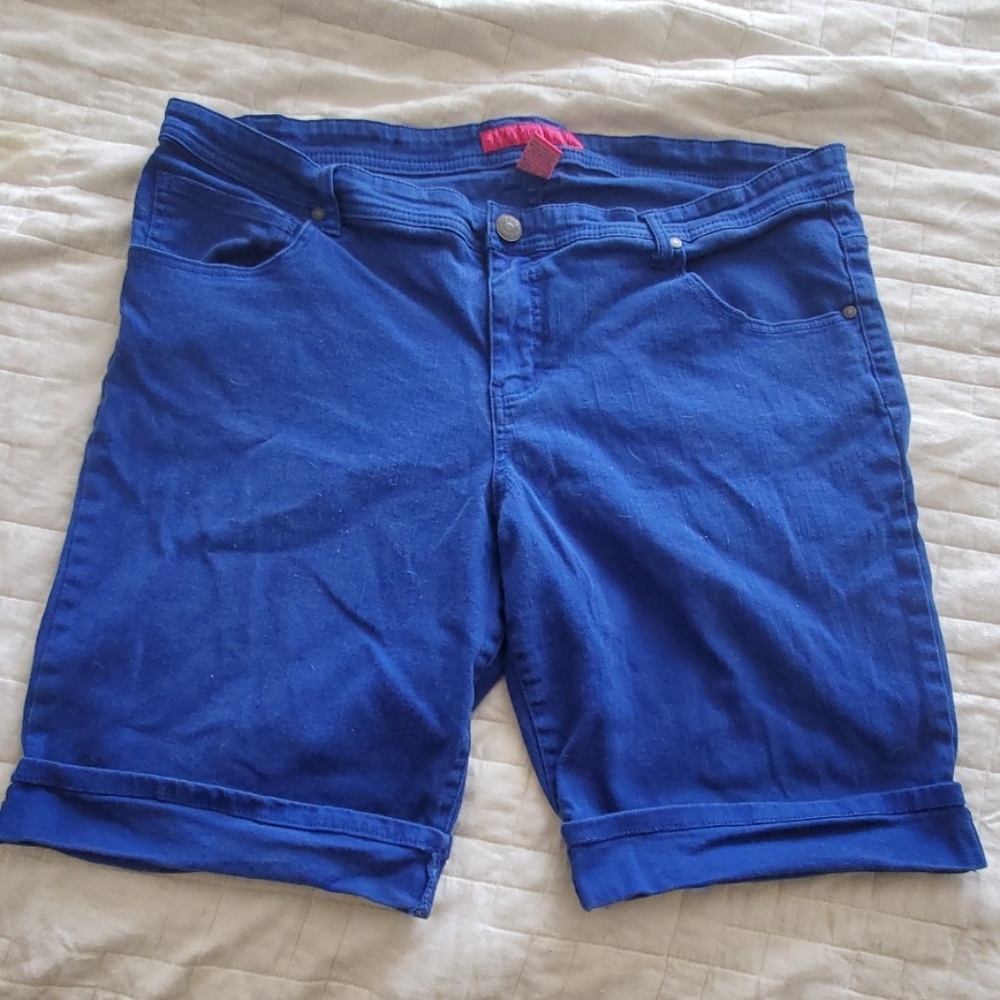 Shorts - Picture 3 of 4